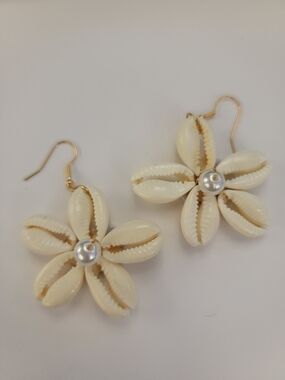 Shell Flower Drop Earrings - Cream with Pearl Accent